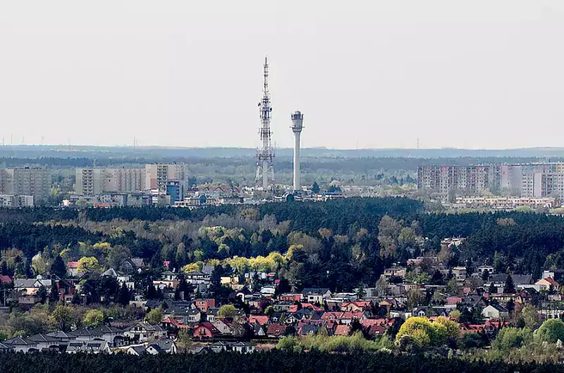 Stacja Linii Radiowych Poznań - Piątkowo (fot. Jakub Żerdzicki/Unsplash)