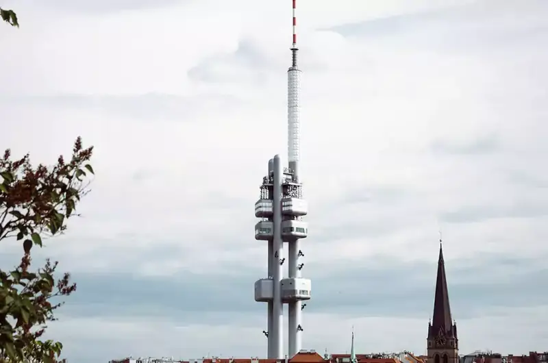 Wieża telewizyjna w Pradze. (fot. Cristian Lozan/Unsplash)