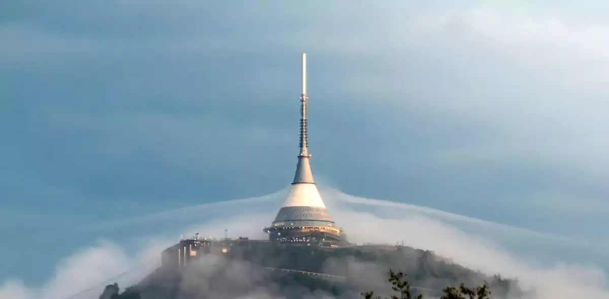 Góra Ještěd (fot. Lukáš Vaňátko / Unsplash)