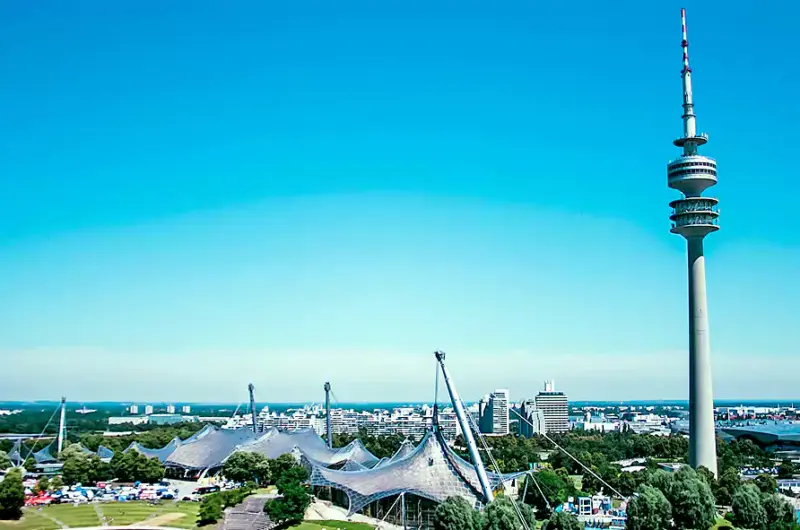Olympiaturm, wieża telekomunikacyjna i obserwacyjna w Monachium. (fot. Tavis Beck/Unsplash)
