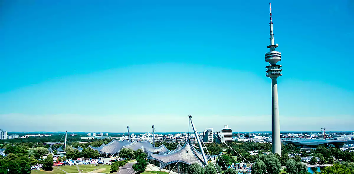 Olympiaturm, wieża telekomunikacyjna i obserwacyjna w Monachium. (fot. Tavis Beck/Unsplash)