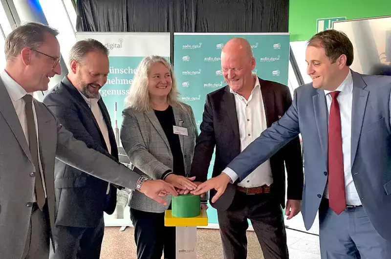 Start multipleksu na wysokości ok. 170 metrów w wieży telewizyjnej Rheinturm w Düsseldorfie. dr. Tobias Schmid, dyrektor Landesanstalt für Medien NRW; Michael Radomski, prezes UPLINK Network; Martina Rutenbeck, prezes DIVICON MEDIA; Arnold Stender, prezes audio.digital NRW; Nathanael Liminski, szef kancelarii stanu kraju związkowego Nadrenia Północna-Westfalia.