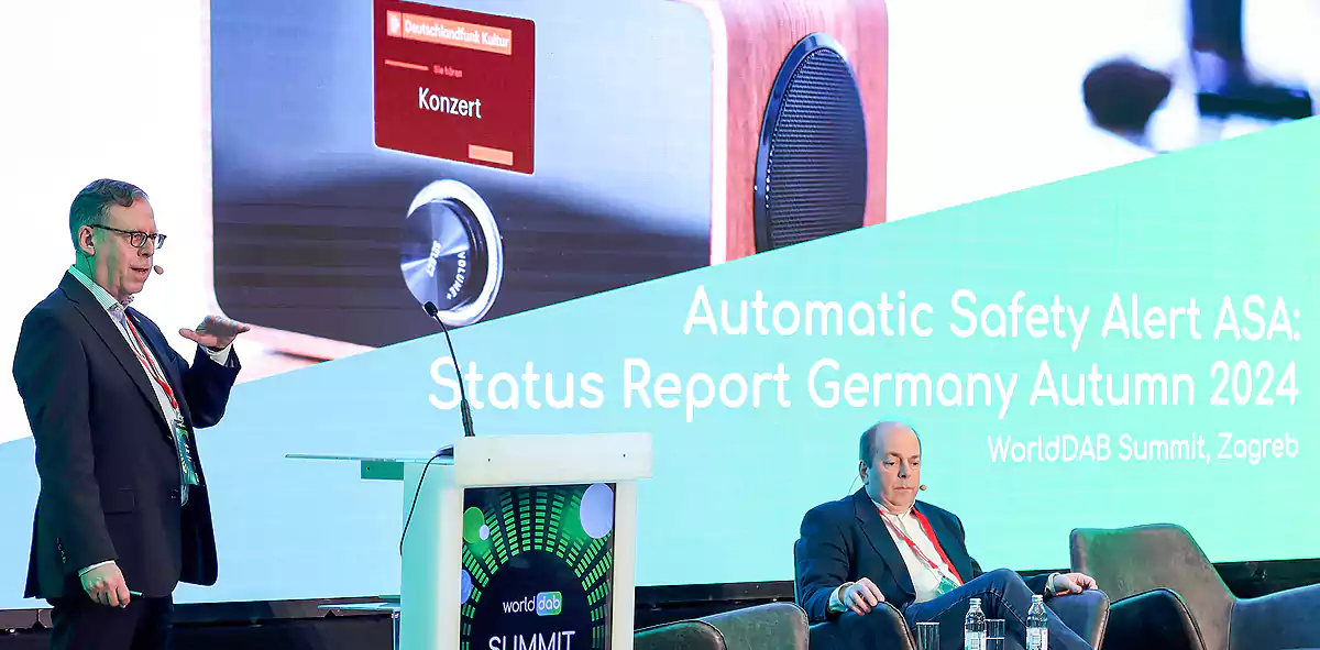 Carsten Zorger, dyrektor, Biuro Radia Cyfrowego w Niemczech (po lewej) z Lindsay Cornell, przewodniczący Komitetu Technicznego WorldDAB. (fot. WorldDAB)