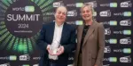 Lindsay Cornell, przewodniczący Komitetu Technicznego WorldDAB i główny architekt systemów BBC Digital (po lewej) z Jacqueline Bierhorst, prezeską WorldDAB, z nagrodą WorldDAB za wybitną obsługę. (fot. WorldDAB)