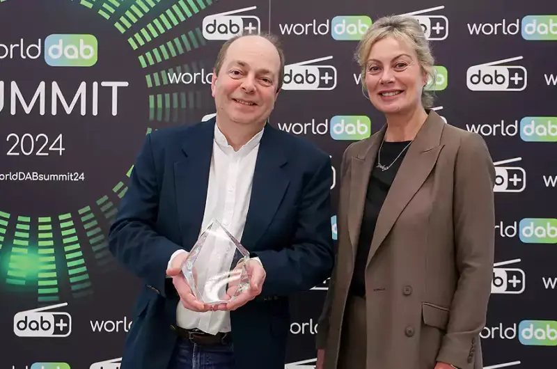 Lindsay Cornell, przewodniczący Komitetu Technicznego WorldDAB i główny architekt systemów BBC Digital (po lewej) z Jacqueline Bierhorst, prezeską WorldDAB, z nagrodą WorldDAB za wybitną obsługę. (fot. WorldDAB)