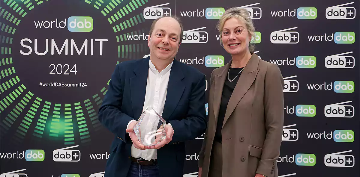 Lindsay Cornell, przewodniczący Komitetu Technicznego WorldDAB i główny architekt systemów BBC Digital (po lewej) z Jacqueline Bierhorst, prezeską WorldDAB, z nagrodą WorldDAB za wybitną obsługę. (fot. WorldDAB)