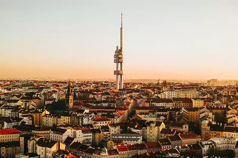 Wieża telewizyjna Žižkov w Pradze (fot. Jerry Kavan/Unsplash)