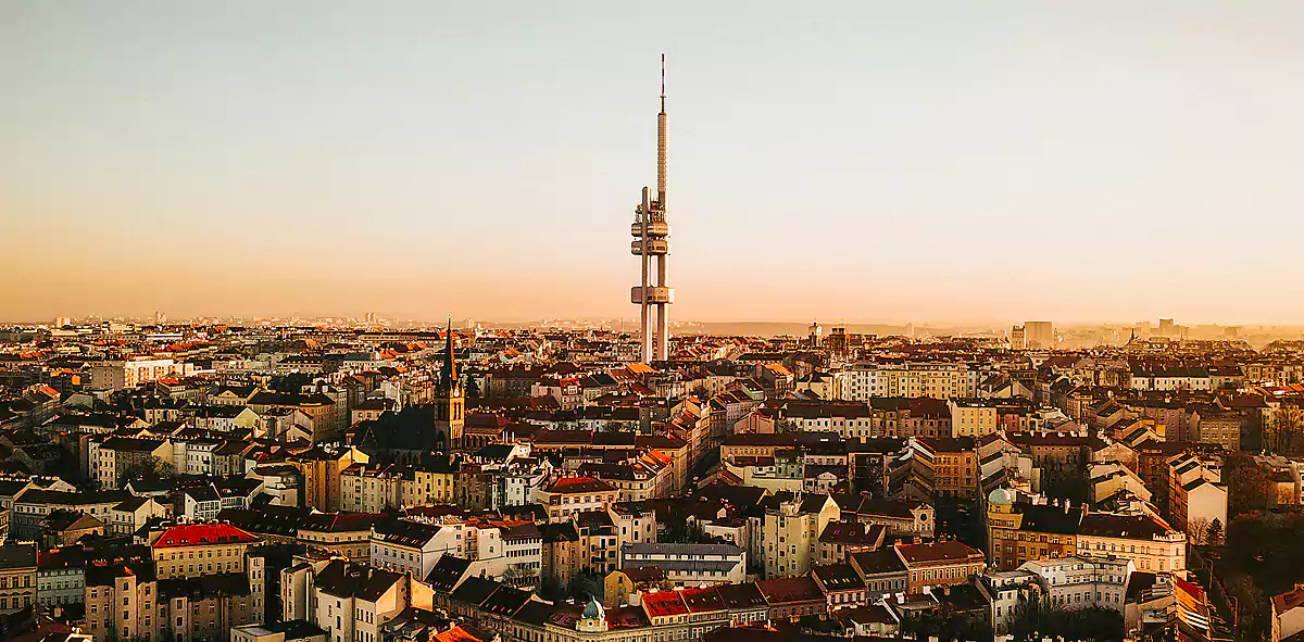 Wieża telewizyjna Žižkov w Pradze (fot. Jerry Kavan/Unsplash)