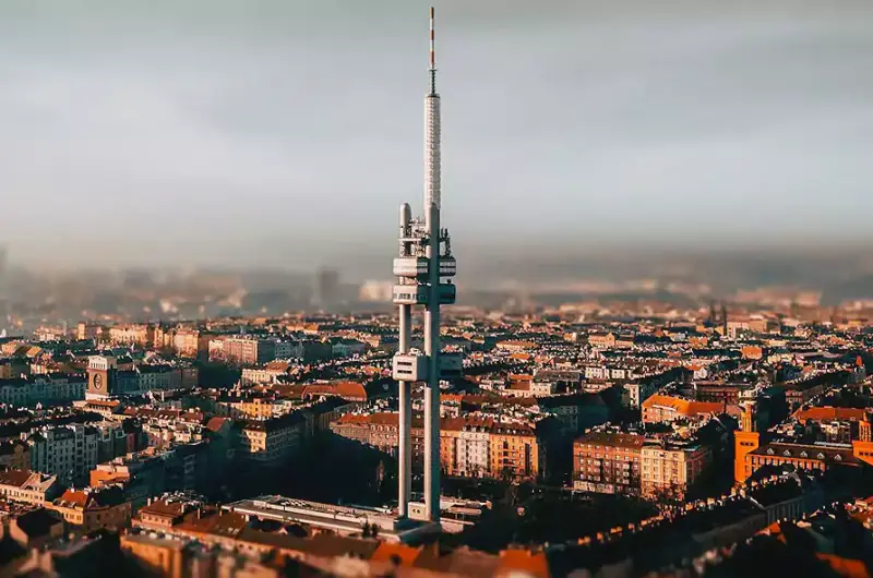 Wieża telewizyjna Žižkov w Pradze (fot. Jerry Kavan/Unsplash)