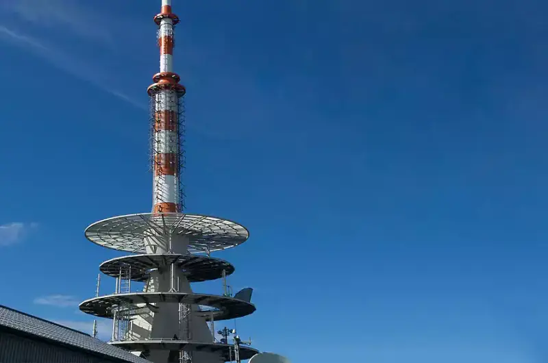 Wieża nadawcza na górze Großer Inselsberg w Turyngii. (fot. Klaus Dieter vom Wangenheim/Pixabay)