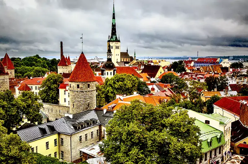 Tallinn (fot. Leo Roomets/Unsplash)