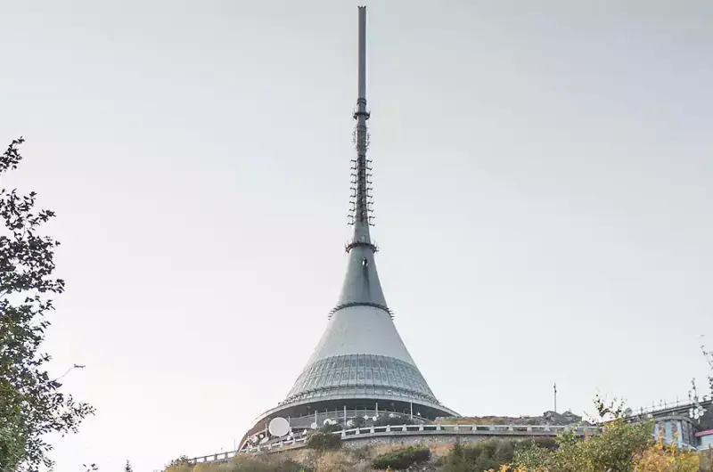 Szczyt Ještěd z wierzą nadawczą. (fot. Lukáš Vaňátko/Unsplash)