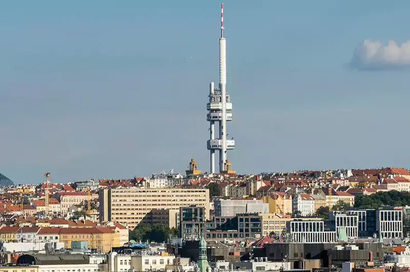 Wieża telewizyjna w praskiej dzielnicy Žižkov (fot: Světjekolem/Pexels)