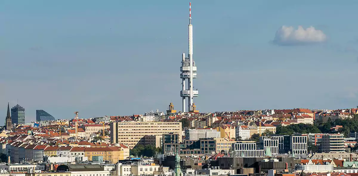 Wieża telewizyjna w praskiej dzielnicy Žižkov (fot: Světjekolem/Pexels)