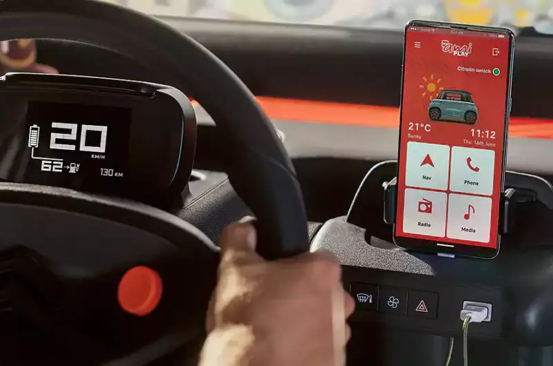 Citroën Ami: Deska rozdzielcza bez radia. (fot. Stellantis)