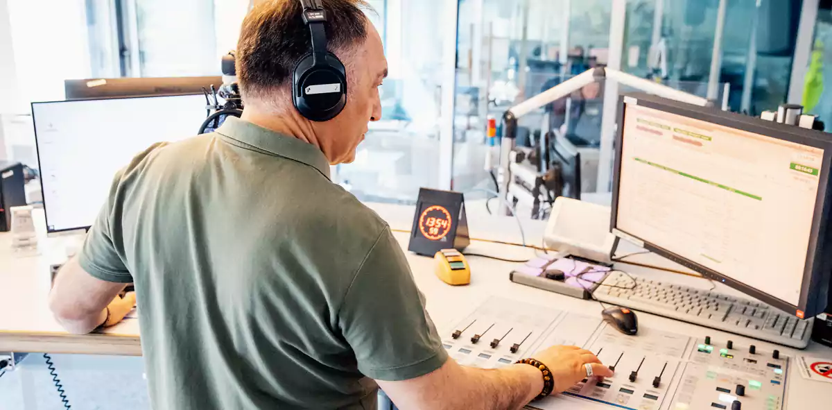 Redaktor w studiu radiowym (fot. Annika Fußwinkel / WDR)