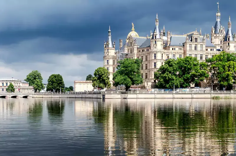 Zamek w Schwerinie, siedziba parlamentu Meklemburgii-Pomorza Przedniego (fot. Wolfgang Weiser/Unsplash)