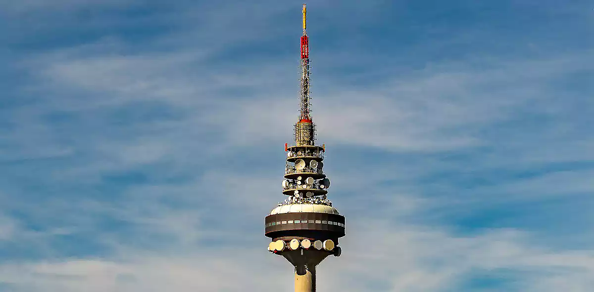 Torrespaña, wieża telekomunikacyjna w Madrycie (fot. Jose Antonio Gallego Vázquez/Unsplash)