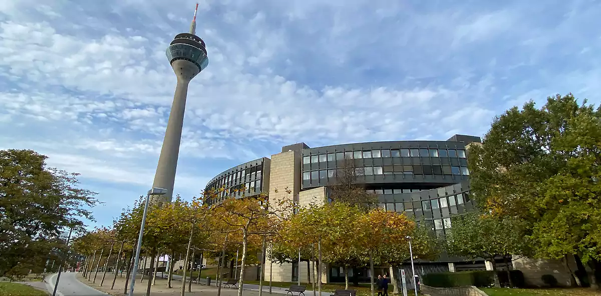 Parlament Nadrenii Północnej-Westfalii i wieża telewizyjna Rheinturm w stolicy kraju związkowego Dusseldorfie. (fot. dab.plus)