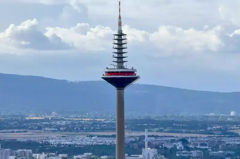 Wieża telewizyjna w Frankfurcie nad Menem (fot. Mohammad Ayaz Alam/Pexels)