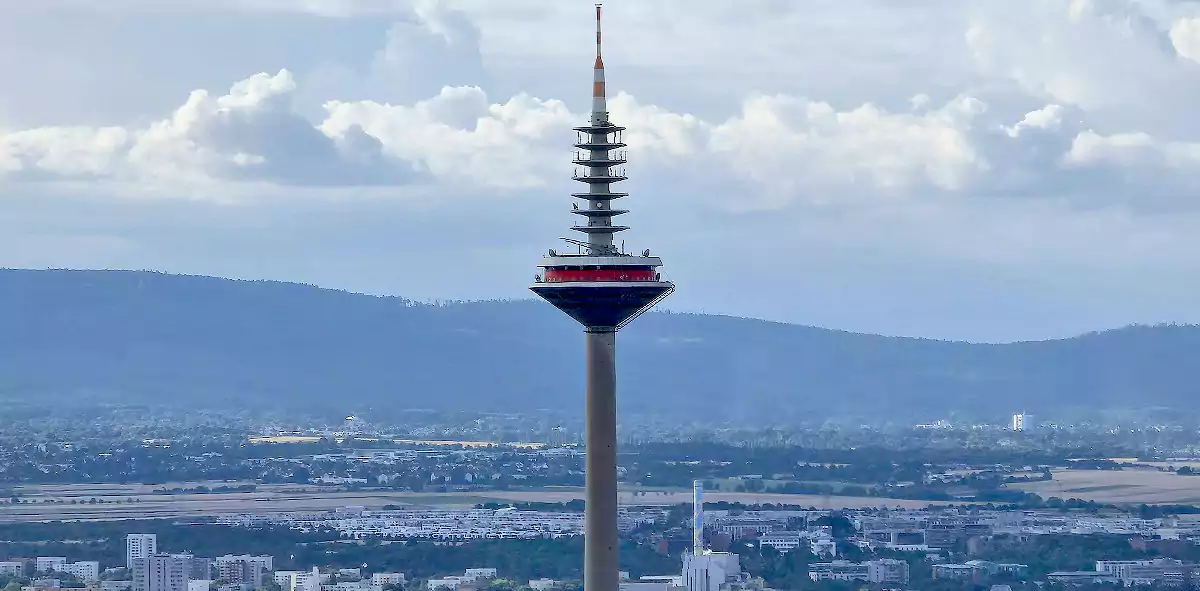 Wieża telewizyjna w Frankfurcie nad Menem (fot. Mohammad Ayaz Alam/Pexels)