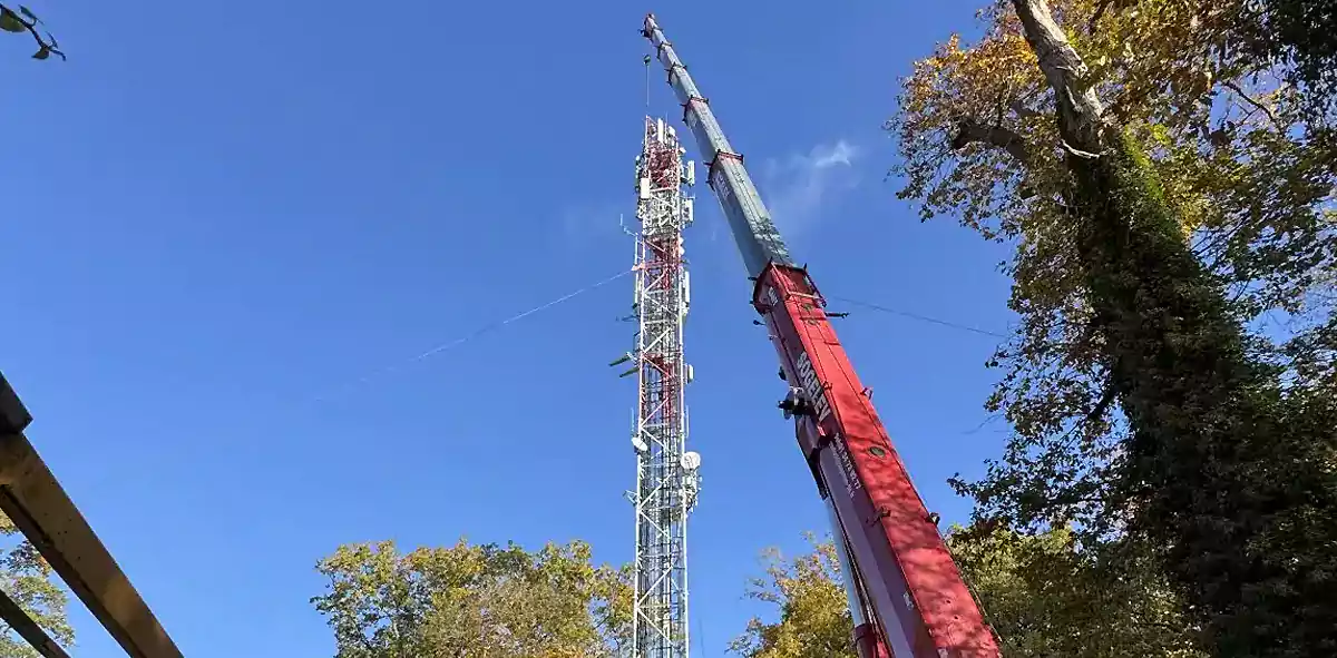Wymiana anten na wieży. (fot. TDF)