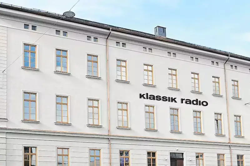 W grudniu 2021 roku spółka akcyjna Klassik Radio AG przeniosło swoją siedzibę i centrum nadawcze z Hamburga do bawarskiego Augsburga, gdzie mieszczą się nowe studia i biura dla około 70 pracowników. (fot. Klassik Radio)