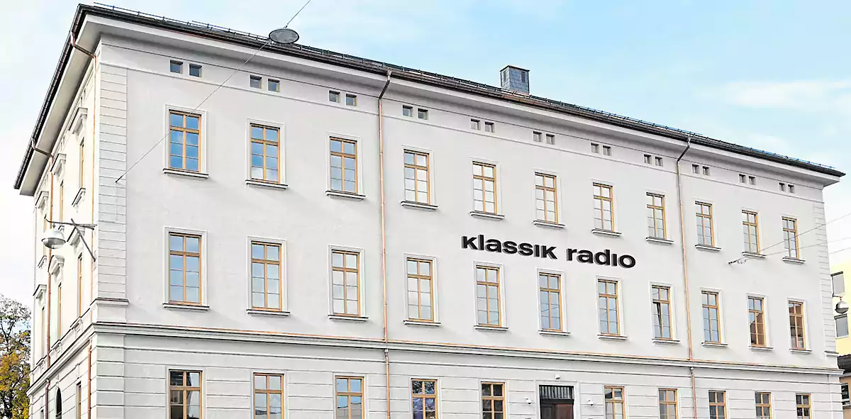 W grudniu 2021 roku spółka akcyjna Klassik Radio AG przeniosło swoją siedzibę i centrum nadawcze z Hamburga do bawarskiego Augsburga, gdzie mieszczą się nowe studia i biura dla około 70 pracowników. (fot. Klassik Radio)