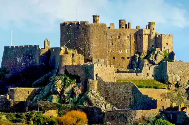 Zamek Mont Orgueil na wyspie Jersey w miejscowości Gorey (fot. Nick Fewings/Unsplash)