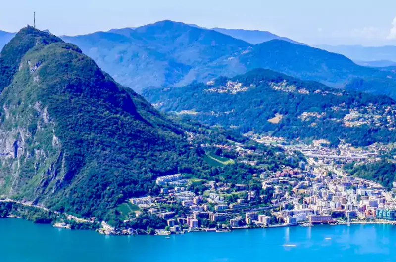 Lugano, największe miasto w kantonie Ticino. Na górze San Salvatore operator Swisscom utrzymuje obiekt nadawczy z którego nadawane są programy SRG SSR i operatora SMC (fot. Antonio Sessa/Unsplash)