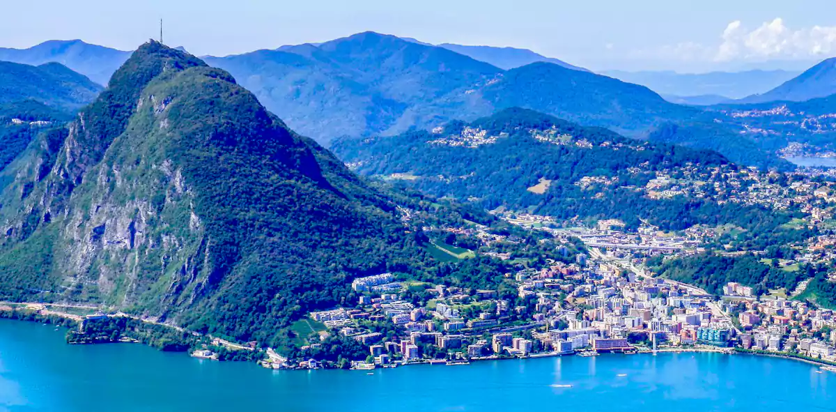Lugano, największe miasto w kantonie Ticino. Na górze San Salvatore operator Swisscom utrzymuje obiekt nadawczy z którego nadawane są programy SRG SSR i operatora SMC (fot. Antonio Sessa/Unsplash)