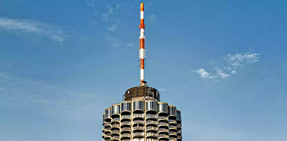 Wieża hotelowa Augsburg (fot. Bayram Er/Pexels)