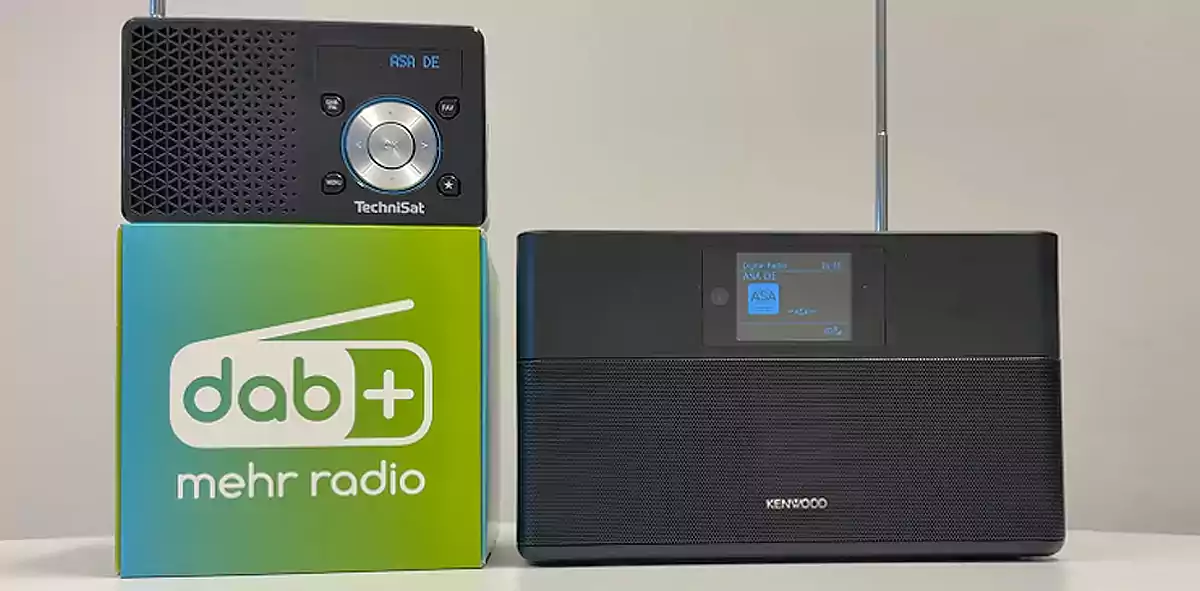 Test odbiorników DAB+ z funkcją ASA. (fot. Digitalbüro Deutschland).